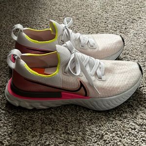 Nike Flyknit React Size 8.5 in Women’s. Size 6.5 in kids.